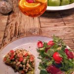 Ekşi mayalı ekmek üzerinde Avokado Somon